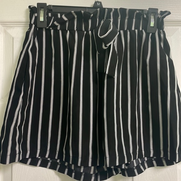 Stripped shorts with bow - Picture 1 of 2